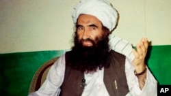 លោក Jalaluddin Haqqani អ្នក​បង្កើត​បណ្តាញ Haqqani ថ្លែង​នៅ​ក្នុង​បទសម្ភាសន៍​មួយ​នៅ​ក្នុង​ក្រុង Miram Shah ប្រទេស​ប៉ាគីស្ថាន កាលពី​ថ្ងៃទី២២ ខែសីហា ឆ្នាំ១៩៩៨។