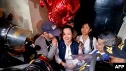 La politica peruana Keiko Fujimori (D) abrazó a su esposo Mark Villanella y la prensa los rodeó cuando salió de prisión en Lima el 29 de noviembre de 2019.