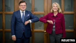 Pomoćnica američkog državnog sekretara u Birou za evropske i evroazijske poslove Karen Donfried tokom sastanka sa ukrajinskim ministrom spoljnih poslova Dmitrom Kulebom u Kijevu, Ukrajina, 13. decembra 2021.