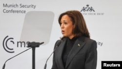 Makamu Rais wa Marekani Kamala Harris akizungumza, wakati wa Mkutano wa Usalama wa Munich (MSC) mjini Munich, Ujerumani Februari 18, 2023. REUTERS