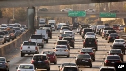 Tráfico congestionado se mueve por el Hollywood Freeway de Los Angeles, en el 2018