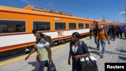 Abiria wakiwasili kupanda treni ya umeme inayofanya safiri zake kati ya Dar es Salaam na Dodoma Augosti 1, 2024.