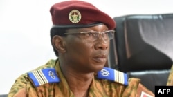 Le colonel Denise Auguste Barry lors d'une conférence de presse à Ouagadougou le 6 novembre 2014