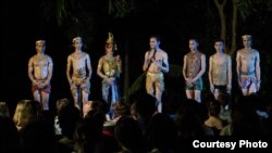 ក្រុម​របាំ​របស់​លោក Prumsodun Ok ឈរ​បង្ហាញ​ខ្លួន​ទៅ​កាន់​ក្រុម​ទស្សនិកជន​ បន្ទាប់​ពី​ការ​សម្តែង​ នៅ​ខេត្ត​សៀមរាម កាល​ពី​ថ្ងៃ​ទី១៥ ខែ​កក្កដា ឆ្នាំ​២០១៧ (រូបថត​ពី Enric Contreras) 