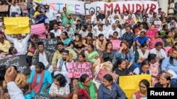 تجمع اعتراضی در ایالت مانیپور در هند پس از انتشار فیلم ویدیویی از دو زن که برهنه در خیابان‌ها چرخانده شدند. ۲۱ ؤوئیه ۲۰۲۳.