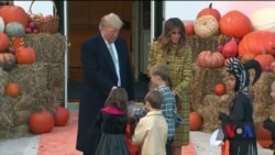 Діти у геловінських костюмах завітали до Білого дому – за солодощами. Відео