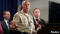 El sheriff Joe Lombardo dijo que Paddock pasó décadas viviendo lo que describió como una “vida secreta”, de muy bajo perfil, en los que planeó muy bien sus actividades