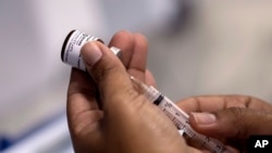 មន្ត្រី​សុខាភិបាល​មួយ​រូប​កំពុង​ត្រៀម​ចាក់​វ៉ាក់ស៊ាំង​កញ្ជ្រិល នៅ​ក្នុង​ក្រុង Rio de Janeiro ប្រទេស​ប្រេស៊ីល កាលពី​ថ្ងៃទី៦ ខែសីហា ឆ្នាំ២០១៨។