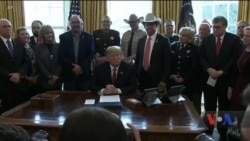 Дональд Трамп заявив, що не боїться, що Конгрес подолає його вето. Відео