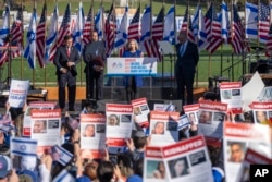 Senator Jon Ernst (tengah) berpidato dalam demo solidaritas Israel didampingi oleh Ketua DPR AS Mike Johnson, Pemimpin Minoritas DPR Hakeem Jeffries, dan Pemimpin Mayoritas Senat Chuck Schummer, di Washington DC, Selasa, 14 November 2023. (Foto: Mark Schiefelbein/AP)