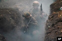 Tentara Ukraina dari Brigade Satgas Spartan ke-3 mengikuti latihan taktis dan medis di lokasi yang dirahasiakan di wilayah Kharkiv, Ukraina, Senin, 22 Juli 2024. (Foto: AP)