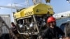 (ARCHIVO) Un trabajador se sienta cerca del robot submarino "Victor" a bordo del "Thalassa", el 31 de agosto de 2022. (Foto de Sebastien SALOM-GOMIS / AFP) 