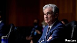 ARCHIVO: El presidente de la Reserva Federal, Jerome Powell, escucha durante una audiencia de la Comisión Bancaria del Senado sobre el "Informe trimestral de la Ley CARES al Congreso" en el Capitolio en Washington, EE.UU., 1 de diciembre de 2020.
