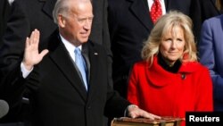 ARHIVA - Tadašnji potpredsednik Džo Bajden polaže zakletvu za taj položaj u prisustvu svoje supruge Džil, tokom inauguracije predsednika Baraka Obame u Vašingtonu, 20. januara 2009. (Foto: Reuters)