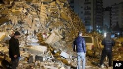 یکی از ساختمان‌های که در اثر زلزلهٔ روز دوشنبه در ترکیه ویران شده است