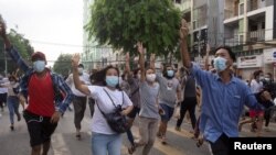 Anti-coup protesters flash the three-finger salute during a flash mob protest in Yangon, Myanmar June 3, 2021. REUTERS/Stringer NO RESALES. NO ARCHIVES.