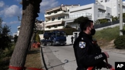 Policijski kamion prevozi automobil grčkog izvještača o kriminalu, u južnoj Atini, 9. travnja 2021. Giorgosa Karaivaza, koji je ubijen u petak u blizini svoje kuće