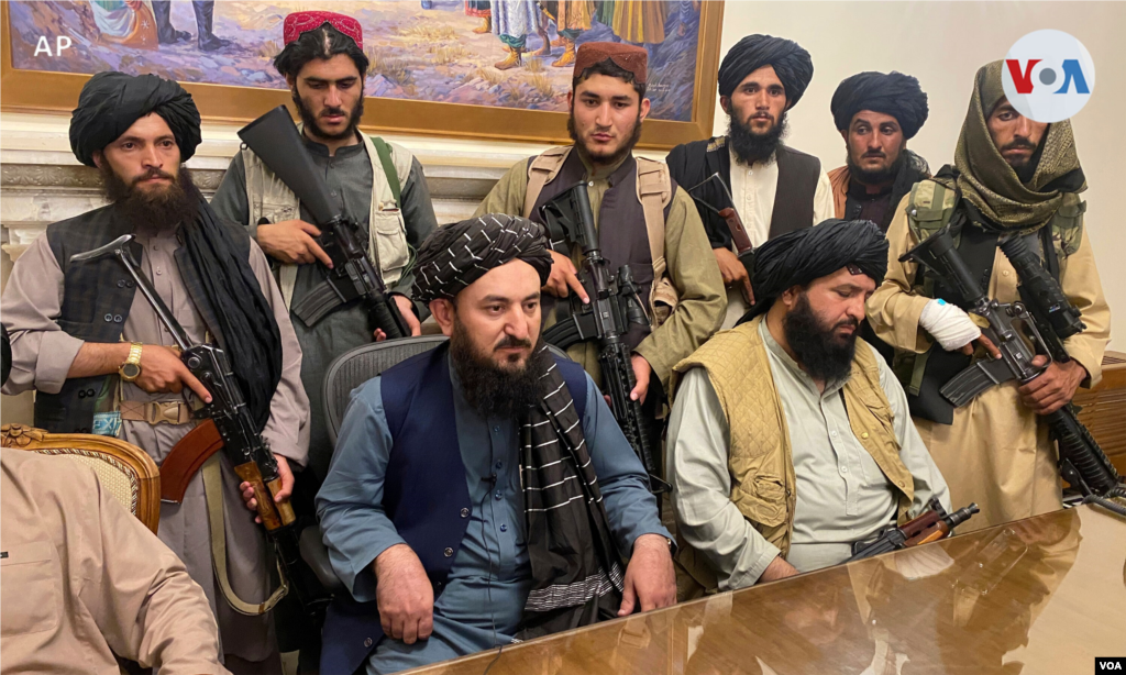 Los combatientes talibanes toman el control del palacio presidencial afgano después de que el presidente Ashraf Ghani huyera del país. [15 de agosto de 2021].