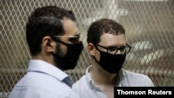 Luis Enrique y Ricardo, hijos del ex presidente panameño Ricardo Martinelli, son vistos después de ser detenidos para enfrentar la extradición a Estados Unidos por cargos de lavado de dinero. Ciudad de Guatemala, 6 de julio de 2020.