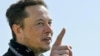 CEO Tesla Elon Musk saat meninjau pabrik mobil tersebut di Gruenheide dekat Berlin, Jerman, 13 Agustus 2021. (Patrick Pleul/Pool via Reuters)