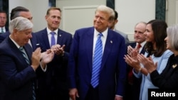 Članovi Nacionalnog komiteta senatskih republikanaca aplaudiraju Trampu, 13. jun 2024. (REUTERS/Evelyn Hockstein)
