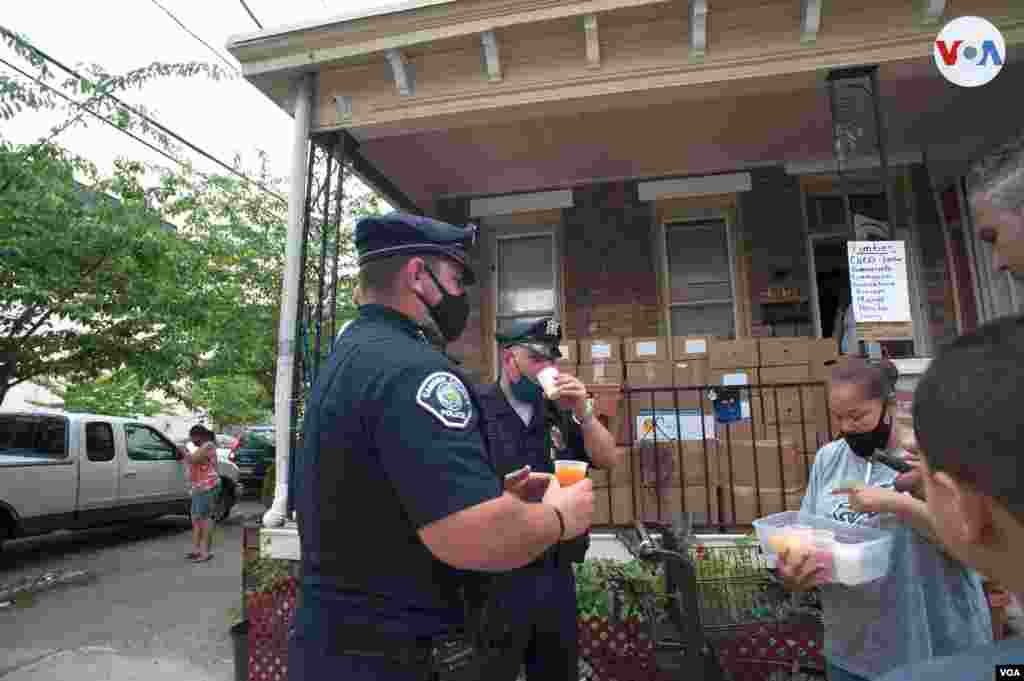 Los oficiales comparten jugo de limbes y otros refrigerios al final del trabajo. 