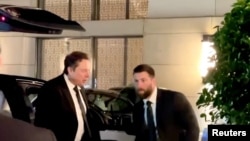 马斯克在访问北京期间走出座驾。（2024年4月28日）