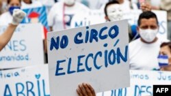 Nicaragüenses residentes en Costa Rica exhiben un cartel que reza "No Circo. Elección" durante una manifestación en San José, el 18 de abril de 2021.