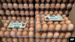 စံချိန်တင်မြင့်တက်နေတဲ့ ကြက်ဥဈေး (AP Photo/David Zalubowski, File)