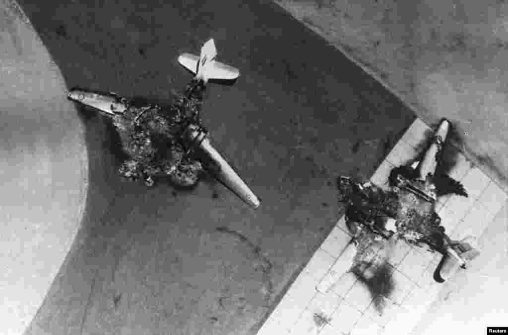 Misr qiruvchi samolyotining qoldiqlari / Egyptian fighter jets are seen after being destroyed by Israel's Air Force during the Middle East War June 5, 1967.