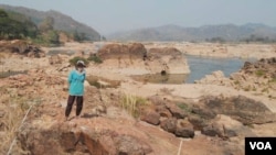 Bula Tawan has been fishing along the Mekong River near Nong Khai, Thailand, for more than 40 years. (Steve Sandford/VOA)