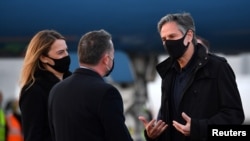 រដ្ឋមន្ត្រី​ការបរទេស​សហរដ្ឋ​អាមេរិក​ លោក Antony Blinken (ស្ដាំ) និយាយ​ជាមួយ​នឹង​មន្ត្រី​ចក្រភព​អង់គ្លេស ខណៈ​លោក​អញ្ជើញ​ទៅ​ដល់​ទីក្រុង​ឡុងដ៍​ ចក្រភព​អង់គ្លេស ថ្ងៃទី២ ខែឧសភា ឆ្នាំ២០២១។