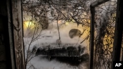 กองทัพยูเครนยิงปืนใหญ่ฮาววิตเซอร์ใส่ที่มั่นของรัสเซียใกล้เมืองชาซิฟ ยาร์ ในเขตปกครองดอแนตสก์ เมื่อ 12 ธ.ค. 2567 (Oleg Petrasiuk/Ukrainian 24th Mechanized Brigade via AP)