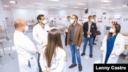 El presidente de El Salvador, Nayib Bukele, conversa con personal médico del recién inaugurado hospital para pacientes con COVID-19, el 26 de junio de 2020. [Foto: Presidencia de El Salvador]