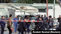 Des personnes rassemblées sur le site d'un attentat-suicide près de l'ambassade des États-Unis à Tunis, en Tunisie, le 6 mars 2020. REUTERS / Zoubeir Souissi