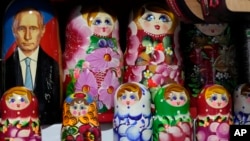 Російські ЗМІ за кордоном втратили частину західних коментаторів через війну, але вони все ще можуть бути корисними Москві, оскільки значна частина російської пропаганди спрямована не на підтримку Росії самої по собі, а на “очорнення” Заходу - експерт. AP Photo/Darko Vojinovic
