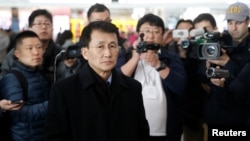 北韓外交部負責美國事務的高級官員崔康一（Choe Kang Il）在北京首都機場等候飛往赫爾辛基的飛機