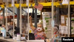 Според новата анкета на Ројтерс/Ипсос, демократите на Бајден го сметаат екстремизмот убедливо прашање број 1, додека републиканците на Трамп со големо мнозинство ја избраа имиграцијата