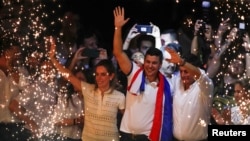 承諾會與台灣維持邦交的紅黨候選人聖地亞哥·培尼亞（Santiago Pena，中）慶祝在2023年4月30日巴拉圭總統大選中勝出。（路透社）