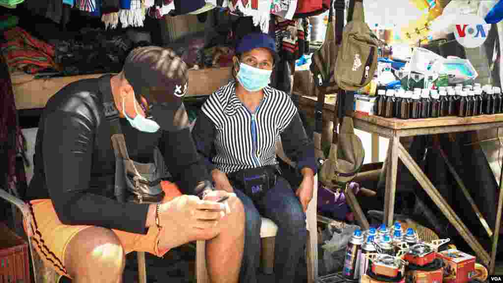 Este venezolano y su madre abandonaron la idea de cruzar el Tapón del Darién y encontraron en el comercio informal una forma de subsistir sin arriesgar sus vidas en la selva más peligrosa del mundo.