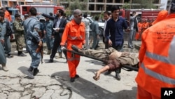 Ma'aikatan agaji suna taimakawa wadanda suka jikata a harin da mayakan Taliban suka kai kan majalisar dokoki