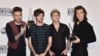 Desde la izquierda, Liam Payne, Louis Tomlinson, Niall Horan y Harry Styles, miembros de la banda británica One Direction posan con el premio Artista del año en los American Music Awards, el 22 de noviembre, en Los Angeles.