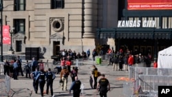 Agentes policiales se acercan a Union Station luego de un tiroteo en la celebración del Super Bowl de fútbol americano de la NFL de los Kansas City Chiefs en Kansas City, Missouri, el miércoles 14 de febrero de 2024.