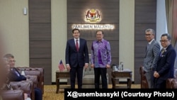 资料照片:美国国务卿马尔科·卢比奥在吉隆坡出席东盟外长会议的间歇会晤马来西亚总理安瓦尔·易卜拉欣。(2025年7月10日)