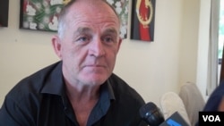 លោក​បណ្ឌិត​ ​John Ward​ ​សេដ្ឋវិទូ​ផ្នែក​អេកូឡួស៊ី​នៃ​វិទ្យាស្ថាន​អនាគត​តំបន់​ទន្លេមគង្គ​ ​ផ្តល់​បទ​សម្ភាស​អំពី​បញ្ហា​ជុំវិញ​ការ​សាង​សង់​ទំនប់​បង្វែរ​ទឹក​នេះ​ ​និង ការ​គ្រប់គ្រង​ទឹក​ក្នុង​អាង​ទន្លេ​មេគង្គនៅ​ប្រទេស​ថៃ​ កាល​ពីថ្ងៃទី ២៥​ ​ខែ កក្កដា​ ២០១៦។