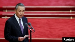 ARCHIVO - El ministro de Relaciones Exteriores de China, Wang Yi, habla en el Gran Salón del Pueblo en Beijing, China, el 5 de septiembre de 2024.