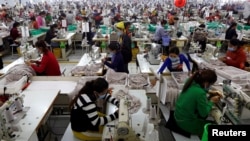 រូបឯកសារ៖ កម្មការិនីកំពុងធ្វើការនៅក្នុងរោងចក្រកាត់ដេរមួយដែលផលិតសម្លៀកបំពាក់ឲ្យក្រុមហ៊ុន H&M នៅខេត្តកណ្តាល កាលពីថ្ងៃទី១២ ខែធ្នូ ឆ្នាំ២០១៨។