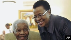 This photo supplied by the South African Government Communications and Information Services (GCIS) shows former South African President Nelson Mandela and his wife Graca Machel at his home in Johannesburg, May 16, 2011 (file photo).