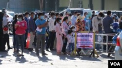 អ្នកពាក់ព័ន្ធ​នឹង​ព្រឹត្តិការណ៍​ឆ្លង​តាម​សហគមន៍ នាំ​គ្នា​សម្រុក​ទៅ​ធ្វើ​តេស្ត​រក​ជំងឺ​កូវីដ១៩ នៅ​ស្តាត​អូឡាំពិក រាជធានី​ភ្នំពេញ កាល​ពី​ថ្ងៃ​ទី​៨ ខែ​ធ្នូ ឆ្នាំ​២០២០។ (ស៊ុន ណារិន/វីអូអេ)