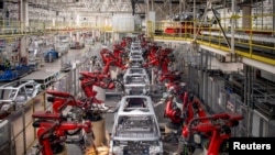 สายพานการผลิตของรถยนต์ไฟฟ้ายี่ห้อ Leapmotor ที่มณฑลเจ้อเจียง ประเทศจีน (ที่มา: China Daily via Retuers, File photo)